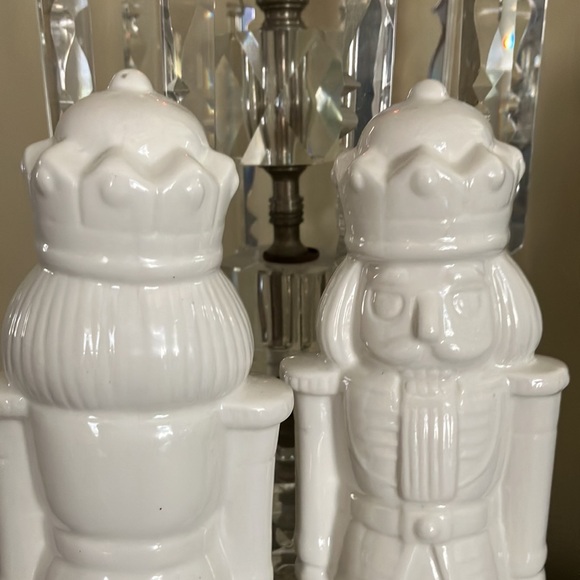 PAIR Winter White Blanc Ceramic Nutcrackers Toy Soldiers - Picture 5 of 10